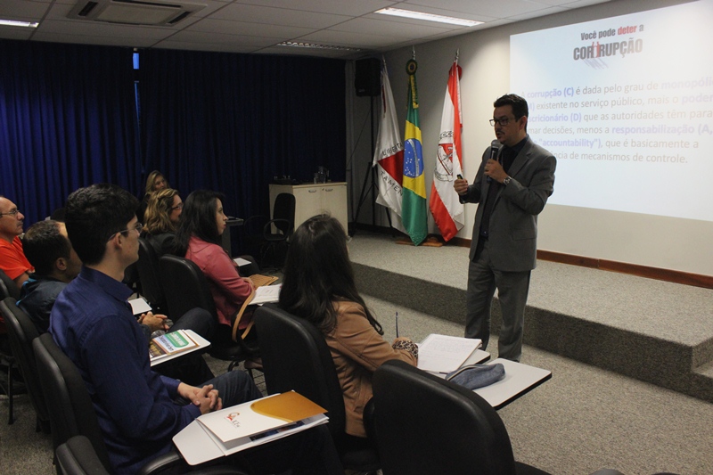 O servidor Gustavo Vidigal fez palestra para os alunos (Foto: Karina Camargos Coutinho)